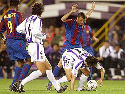 Kluivert y Luis Enrique disputan el balón a los centrales del Valladolid Gaspart y Caminero.