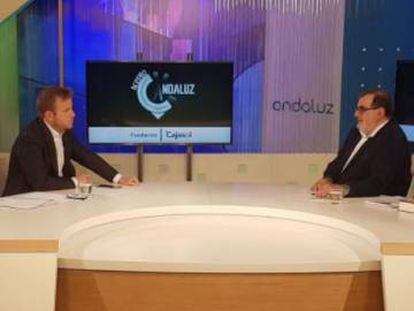 El periodista Fernando Pérez Monguió y José Rodríguez de la Borbolla, durante la entrevista en Ondaluz.