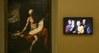 Uno de los v&iacute;deos de Bill Viola junto a un lienzo de Ribera. 