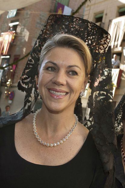 María Dolores de Cospedal, con mantilla, en la procesión.