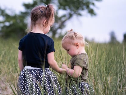 Dos hermanas charlando en el campo.