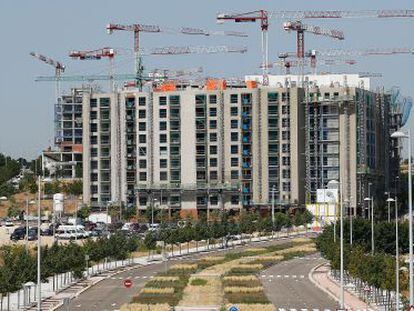 Varias edificios en construcción en el Parque forestal de Valdebebas.