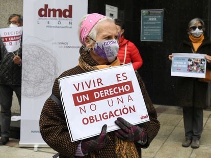 Concentración celebrada el pasado jueves ante el Ayuntamiento de León en apoyo a ley de la eutanasia.