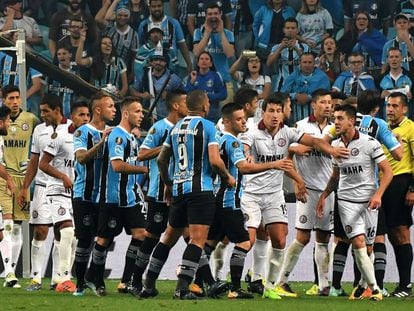Disputa entre los jugadores de Lanús y Grêmio en la ida.