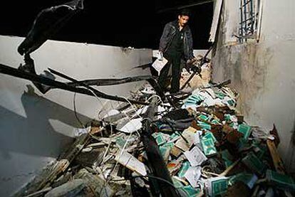 Un palestino examina los daños sufridos en la sede de la Yihad en Gaza durante el bombardeo de esta madrugada.