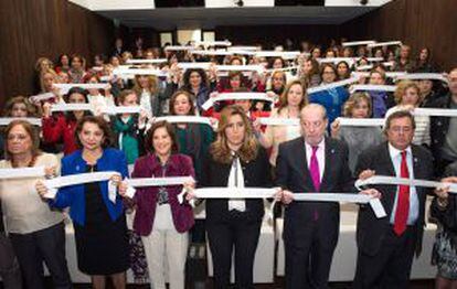 La presidenta de la Junta de Andalucía, Susana Díaz, en el centro, en Sevilla.