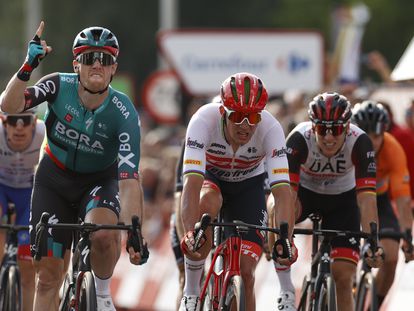 Sam Bennet, del equipo Bora-Hansgrohe, entra vencedor de la segunda etapa de La Vuelta 2022, con un recorrido entre las localidades de 's-Hertogenbosch y Utrecht, Países Bajos.