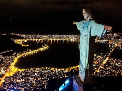 BRA01. RÍO DE JANEIRO (BRASIL), 12/04/2020.- Vista aérea de la estatua del Cristo Redentor con una proyección de trabajadores de la salud, durante un acto religioso para celebrar el domingo de Pascua, este domingo, en el Monte Corcovado (Brasil). EFE/ Antonio Lacerda