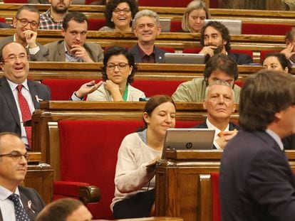 Diputados del PSC escuchan a Puigdemont en el pleno del Parlament. 