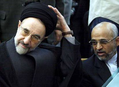 Mohamed Jatamí (izquierda) y el líder del partido reformista IIPF, Mohsen Mirdamani, ayer en Teherán.