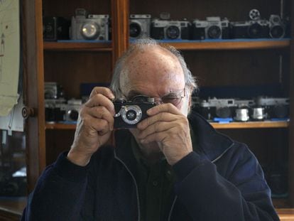 El cineasta y fotógrafo Carlos Saura, en su casa de Collado Mediano (Madrid), en 2009.