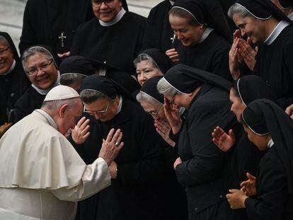 El papa Francisco, este lunes con un grupo de monjas en el salón Pablo VI del Vaticano.