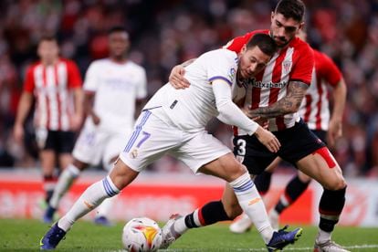Eden Hazard se disputa el balón con Unai Nuñez durante el partido del Athletic contra el Real Madrid.