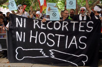 Protesta de empleados públicos por los recortes económicos en el Parlament de Cataluña.