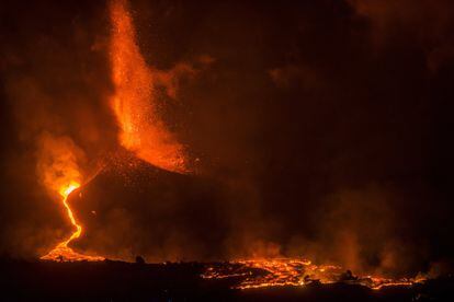 La lava, fotografiada desde el Valle de Aridane.
