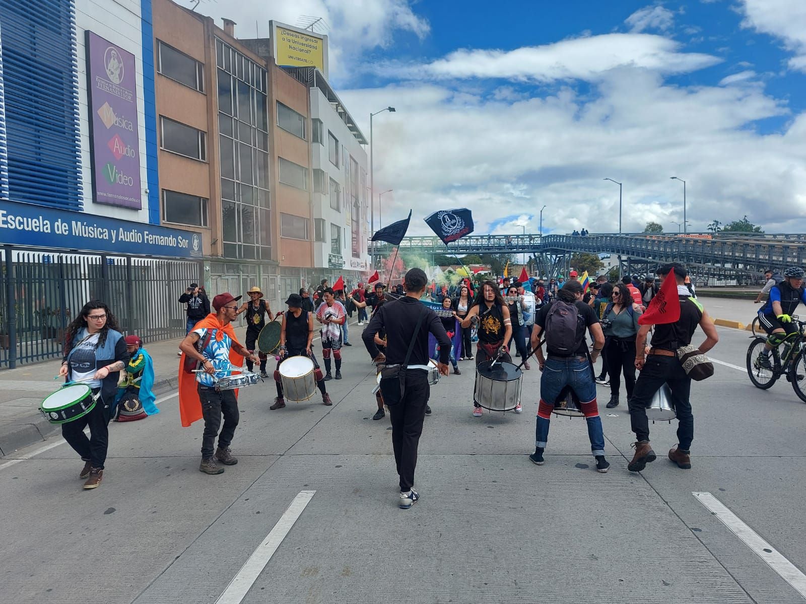 Avanza la marcha del Primero de Mayo 2023 por la calle 26 en Bogotá.