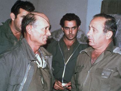 Yitzchak Hofi, exdirector del servicio secreto israel&iacute;, con Moshe Dayan durante la guerra de Yom Kippur