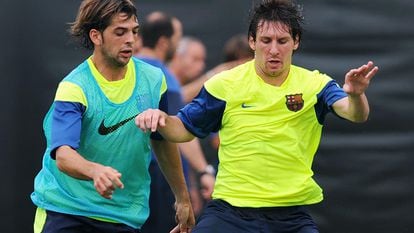 Barcelona FC striker Lionel Messi from Argentina (R) fights for the ball with defender Victor Sanchez Mata during a training session at UCLA in Los Angeles, California on July 30, 2009. Barcelona will face the Los Angeles Galaxy on August 1 in Pasadena, California.  AFP PHOTO / GABRIEL BOUYS (Photo credit should read GABRIEL BOUYS/AFP via Getty Images)