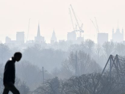 Un transeúnte en Londres, en marzo de 2022, durante una alerta por contaminación.