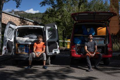 Guim Llort y Alan Ruiz, en las furgonetas donde viven mientras estudian en el centro de formación profesional de deportes de montaña del Pallars ICEMP.