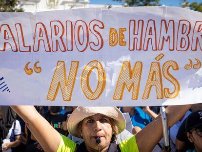 Trabajadores del sector publico participan en una manifestación en Maracaibo (Venezuela).