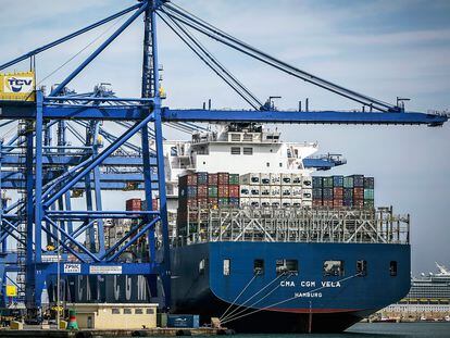 Barco dedicado al transporte de mercancías, en Valencia