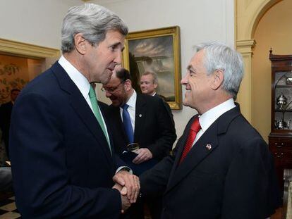 El presidente de Chile, Sebastian Pi&ntilde;era, habla con el secretario de Estado de EE UU, John Kerry.