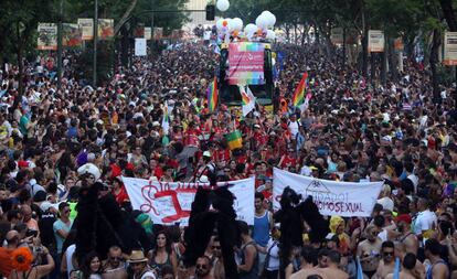 Los participantes en la fiesta del Orgullo Gay 2015 suben por el paseo del Prado de Madrid.