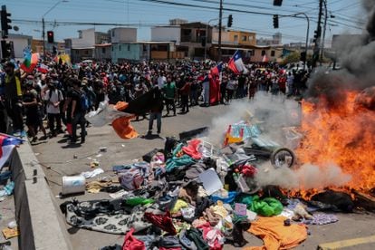 A group of people burn tents that were used by foreigners to spend the night in squares and beaches, during a march against illegal immigration on Saturday, in Iquique (Chile).