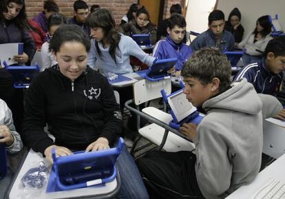 Estudiantes de una escuela pública en Montevideo reciben un nuevo portátil.