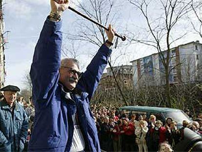 El etarra Eugenio Etxebeste saluda puño en alto con el bastón de mando que le entregó Periko Solabarria.