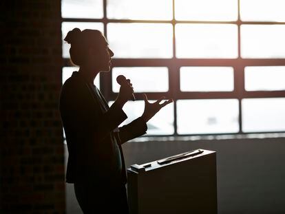 Una mujer pronuncia una conferencia, en una imagen de archivo.