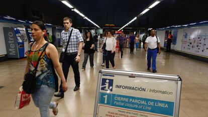 Cartel en el que se anunciaba el cierre de la línea 1 en la estación Sierra de Guadalupe, en septiembre de 2016. Es una de las paradas que volverán a estar sin servicio en el verano de 2023.
