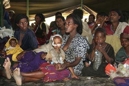 Mayo 2008. Un grupo de mujeres con sus niños que sufren malnutrición, fotografiadas en una iglesia católica de Siraro.