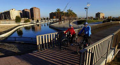 Una pareja pasea con sus bicicletas en un parque de Seseña (Toledo).