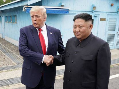 El presidente estadounidense Donald Trump saluda al l&iacute;der norcoreano Kim Jong Un durante su hist&oacute;rico encuentro en la zona desmilitarizada entre las dos coreas.