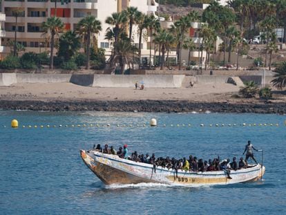Un cayuco con 120 personas a bordo llega este viernes al puerto de Los Cristianos, en Tenerife.