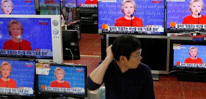 Un dependiente ve el debate en Seúl, Corea del Sur.