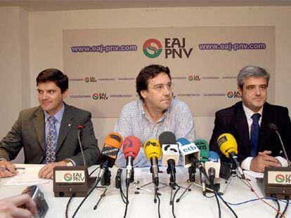 El presidente del PNV en Álava, Iñaki Gerenabarrena (centro), junto a Álvaro Iturritxa (izquierda) y Mikel Martínez, durante la rueda de prensa en Vitoria.