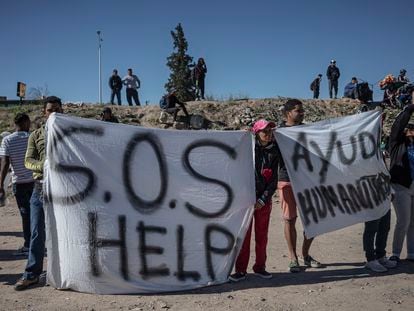 Un grupo de migrantes venezolanos pide ayuda a las autoridades estadounidenses desde la frontera con México, en Ciudad Juárez, el pasado 30 de noviembre.