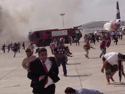 Momento que ha seguido a la primera explosión en el aeropuerto de Adén, tras la llegada del avión con el nuevo Gobierno yemení.