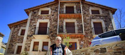 Jos&eacute; Luis Mar&iacute;a, alcalde de Monasterio de la Sierra (Burgos), frente a la casa rural municipal.