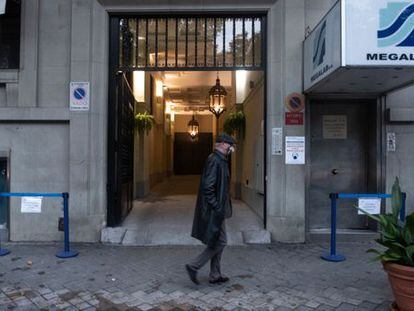 Un hombre pasa este miércoles por delante de la puerta del laboratorio Eurofins Megalab junto al Retiro, en Madrid.