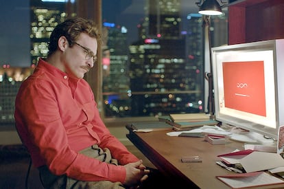 Fotograma de la película 'Her', con Joaquin Phoenix.