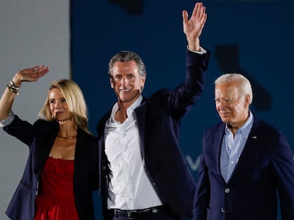 El presidente Joe Biden acompaña a Gavin Newsom y su esposa, Jennifer, en Long Beach.