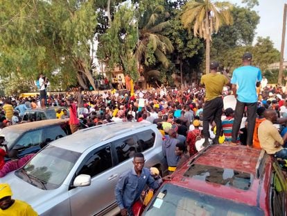 Protesta contra el resultado electoral en Gambia, este domingo en Banjul.