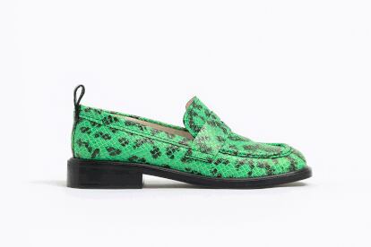 Mocasín verde con estampado animal de Bimba y Lola (185 €).