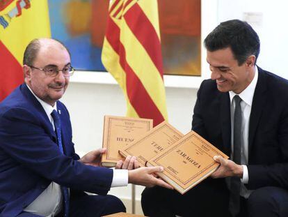 Javier Lambán regala a Pedro Sánchez varios tomos de un Diccionario Geográfico de Aragón en su reunión en La Moncloa.