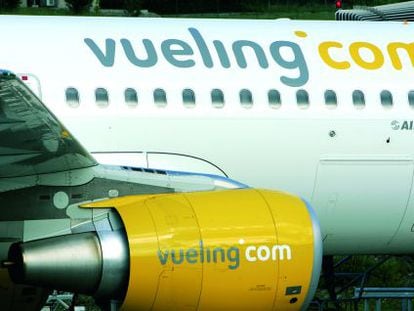 Uno de los aviones de Vueling en la pista. 