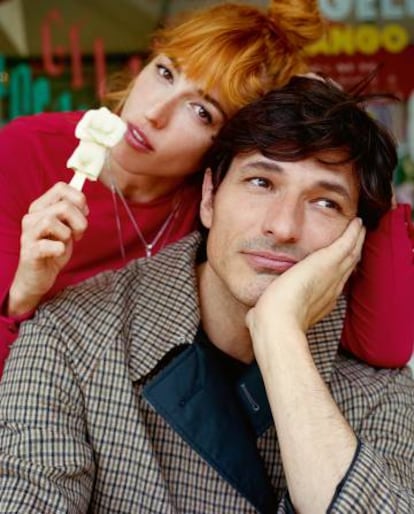 Andrés, con abrigo Gucci, junto a su hermana Silvia, quien actualmente regenta el restaurante familiar.